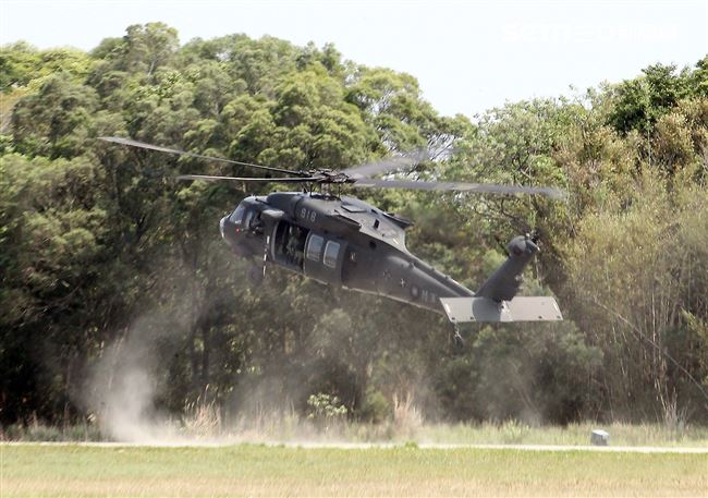 108年「國防知性之旅—龍翔營區開放」UH-60黑鷹直升機實施特戰弟兄空中突擊及火災空中支援。（記者邱榮吉/新社拍攝）