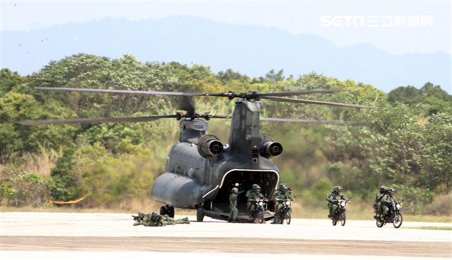 108年「國防知性之旅—龍翔營區開放」特戰突擊車、偵蒐機車對敵實施攻擊。（記者邱榮吉/新社拍攝）