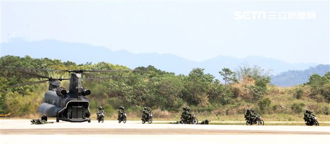 108年「國防知性之旅—龍翔營區開放」特戰突擊車、偵蒐機車對敵實施攻擊。（記者邱榮吉/新社拍攝）