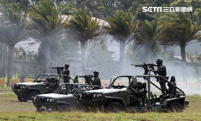 108年「國防知性之旅—龍翔營區開放」特戰突擊車、偵蒐機車對敵實施攻擊。（記者邱榮吉/新社拍攝）