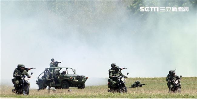 108年「國防知性之旅—龍翔營區開放」特戰突擊車、偵蒐機車對敵實施攻擊。（記者邱榮吉/新社拍攝）