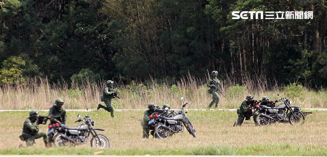 108年「國防知性之旅—龍翔營區開放」特戰突擊車、偵蒐機車對敵實施攻擊。（記者邱榮吉/新社拍攝）