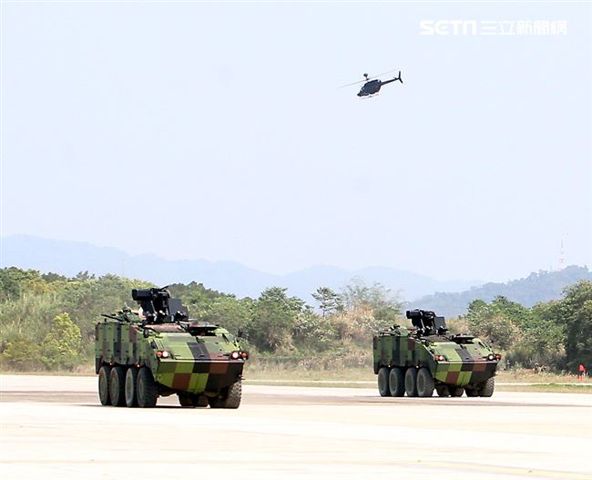 108年「國防知性之旅—龍翔營區開放」雲豹甲車對敵實施攻擊。（記者邱榮吉/新社拍攝）