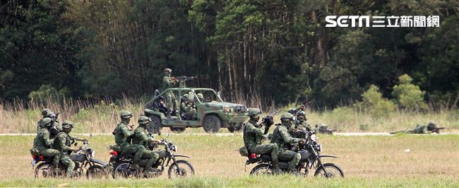 108年「國防知性之旅—龍翔營區開放」特戰突擊車、偵蒐機車對敵實施攻擊。（記者邱榮吉/新社拍攝）