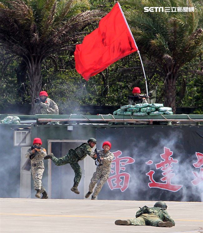 108年「國防知性之旅—龍翔營區開放」特戰突擊車、偵蒐機車對敵實施攻擊。（記者邱榮吉/新社拍攝）