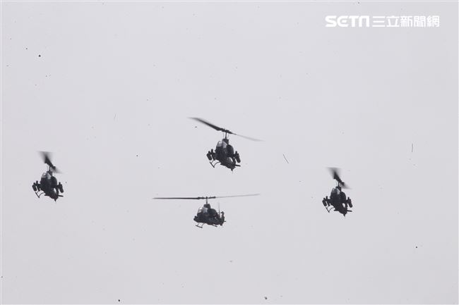 108年「國防知性之旅—龍翔營區開放」AH-1W眼鏡蛇攻擊直升機實施空對地火力掃蕩。（記者邱榮吉/新社拍攝）