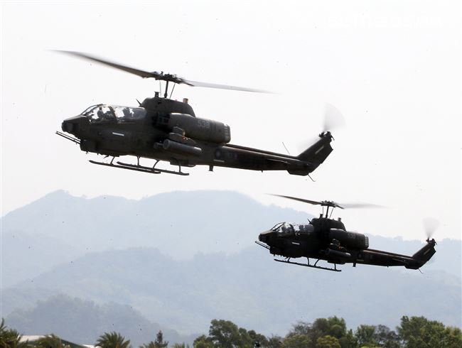 108年「國防知性之旅—龍翔營區開放」AH-1W眼鏡蛇攻擊直升機實施空對地火力掃蕩。（記者邱榮吉/新社拍攝）