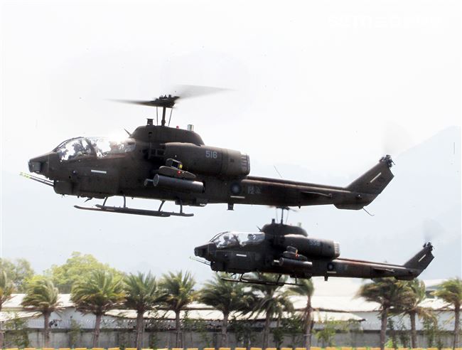 108年「國防知性之旅—龍翔營區開放」AH-1W眼鏡蛇攻擊直升機實施空對地火力掃蕩。（記者邱榮吉/新社拍攝）