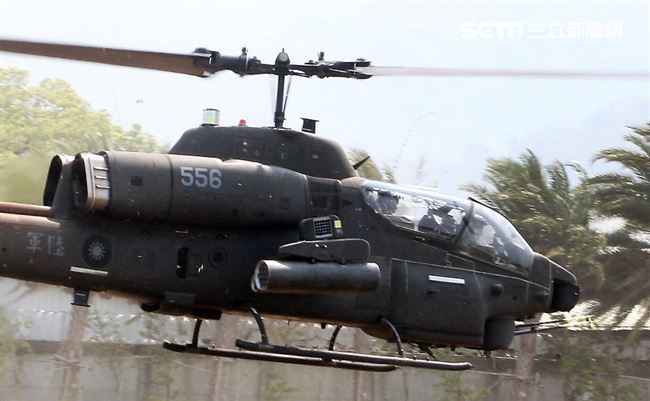 108年「國防知性之旅—龍翔營區開放」AH-1W眼鏡蛇攻擊直升機實施空對地火力掃蕩。（記者邱榮吉/新社拍攝）