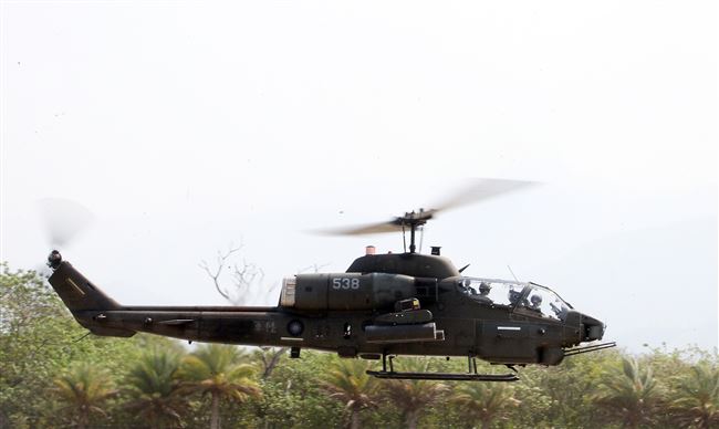 108年「國防知性之旅—龍翔營區開放」AH-1W眼鏡蛇攻擊直升機實施空對地火力掃蕩。（記者邱榮吉/新社拍攝）