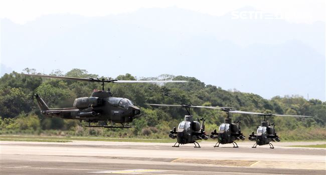 108年「國防知性之旅—龍翔營區開放」AH-1W眼鏡蛇攻擊直升機實施空對地火力掃蕩。（記者邱榮吉/新社拍攝）