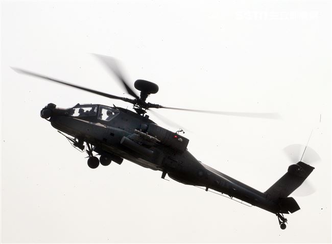 108年「國防知性之旅—龍翔營區開放」AH-64阿帕契空地整體作戰操演。（記者邱榮吉/新社拍攝）