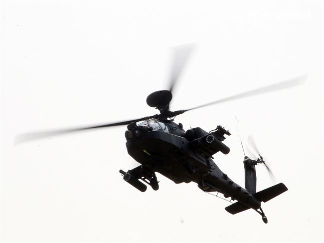108年「國防知性之旅—龍翔營區開放」AH-64阿帕契空地整體作戰操演。（記者邱榮吉/新社拍攝）