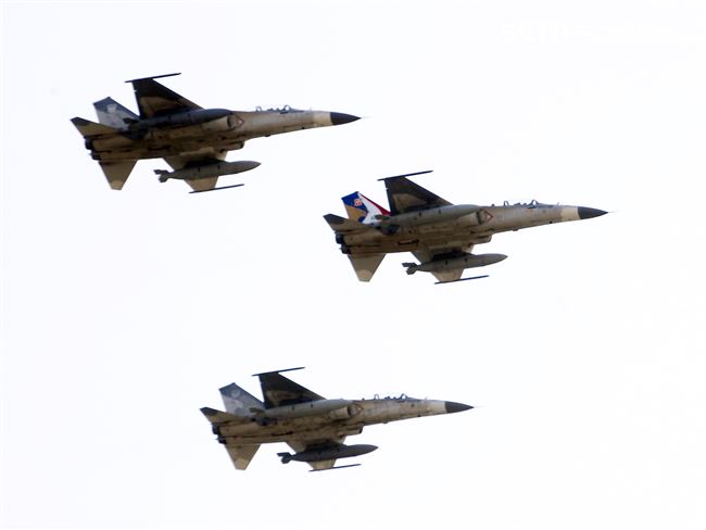 108年「國防知性之旅—龍翔營區開放」IDF戰機空中分列式。（記者邱榮吉/新社拍攝）