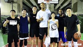 幸運球迷龔佳妤與路易斯、陳盈駿等人一同鬥牛。（圖／記者劉家維攝影）