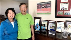 人生七十拿世界冠軍　許永忠一圓田徑夢外號「火箭阿公」的常青組田徑選手許永忠（右）與太太許林富美（左）在獎牌前合影。許永忠自71歲開始訓練，去年在世界盃常青田徑錦標賽拿下3金1銀。中央社記者林宏翰洛杉磯攝　          108年3月30日