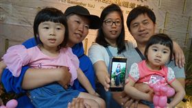 讓愛延續　器捐者家屬追憶親人溫暖大愛台中榮總30日舉行器官捐贈感恩追思會，捐贈者李美慧幫助6人重獲新生，她的女兒林鷹君（左2）等人帶著孩子出席追思活動，一同追憶親人大愛。中央社記者趙麗妍攝　108年3月30日