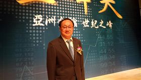 台灣對技術需求高　業者全球布局不忘固本相中台灣電氣設備市場對技術仍有需求，眾孚企業有限公司2018年底回台投資設廠盼更貼近市場。圖為眾孚企業有限公司董事長劉紹民在第19屆金峰獎上獲頒傑出創新研發獎項。（資料照片）中央社記者陳家倫攝　108年3月30日