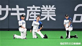 ▲30日火腿王柏融、西川遙輝、大田泰示外野會議。（圖／記者王怡翔攝影)