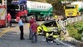 藍寶堅尼慘碰油罐車！車頭撞爛、翻覆