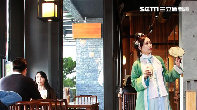 穿越？宋朝美女闖春水堂大口吸珍奶…