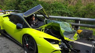 藍寶堅尼對決油罐車！超跑駕駛表情懵