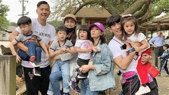 飛翔、咘咘波妞合體餵羊♥網：求巧遇