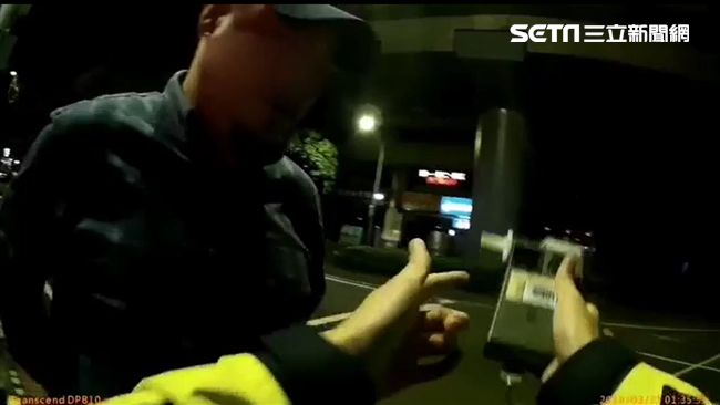 影／騎車搖搖晃晃！吾爾開希：沒喝酒