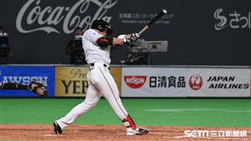 ▲王柏融敲出安打上壘。（圖／記者王怡翔攝影）