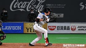 ▲王柏融敲出安打上壘。（圖／記者王怡翔攝影）