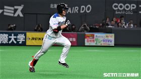 ▲王柏融敲出安打上壘。（圖／記者王怡翔攝影）