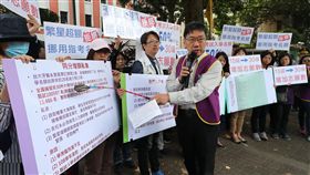 教團籲教育部調整學測級分　解決增額亂象（1）國教行動聯盟等教育團體31日到教育部前舉行記者會表示，108學年度大學個人申請通過一階篩選人次遠大於預期，可能導致二階甄試錄取率大幅降低，呼籲教育部解決一階篩選同分增額亂象。中央社記者張皓安攝　108年3月31日