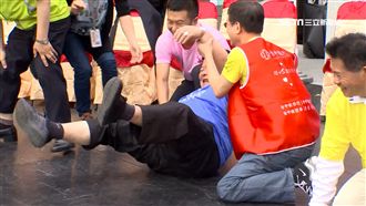 顏清標拉筋秀軟Q　下秒慘摔四腳朝天