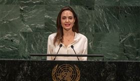 好萊塢女星、聯合國難民署特使安潔莉娜裘莉在聯合國一場演講中，敦促讓女性參與阿富汗和談，說漠視女權和女性政治參與等議題，全世界恐擺脫不了暴力衝突的循環。（圖／翻攝自UNPeacekeeping Twitter）