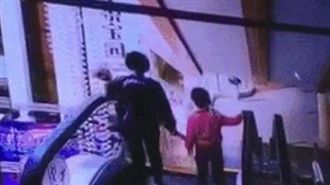 單手抱兒搭手扶梯　嬰墜樓慘亡媽崩潰
