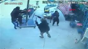 飛起來了！怪風突襲　竟連人帶傘吹飛4米高(圖/翻攝自AP影音)