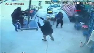 狂怪風吹來　男救援遮陽傘慘一起飛天