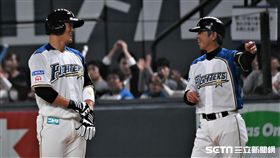 大王王柏融敲安打上壘後微笑回應休息室。（圖／記者王怡翔攝影）