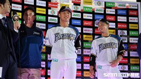 王柏融和近藤健介踏上英雄舞台。（圖／記者王怡翔攝影）