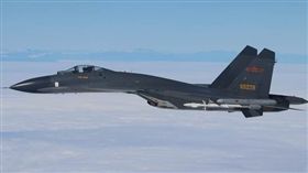 台灣海峽上空驚魂！共軍殲11飛越中線 雙方對峙十分鐘(圖/翻攝自中共空軍微博)