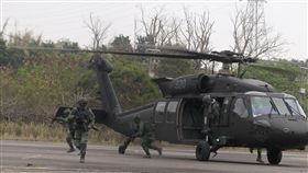 陸軍特戰四營從UH-60M黑鷹直升機進行機降、繩降，協力特戰官兵發起攻堅戰鬥。（記者邱榮吉/彰化拍攝）