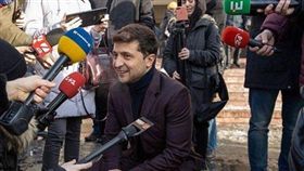 烏克蘭今（31）日舉行總統大選，在電視劇扮演總統的喜劇演員澤倫斯基真的問鼎元首大位，而且聲勢壓倒總統波洛申科與前總理提摩申科，可望在首輪投票出線，他誓言為政壇帶來新氣象。（圖／翻攝自zelenskiy_official IG）