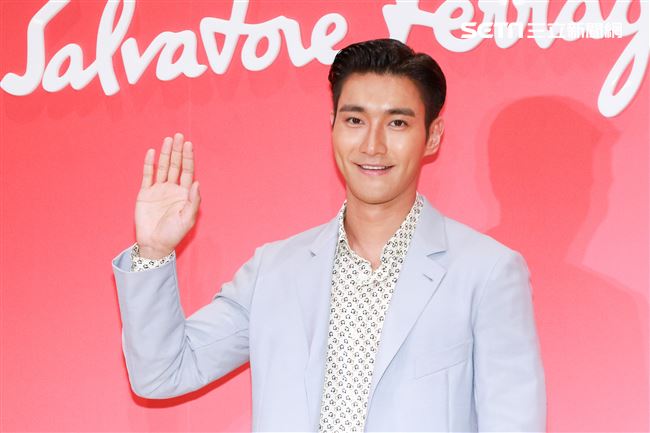 義大利精品品牌Salvatore Ferragamo開幕記者會，韓國藝人始源。（記者林士傑/攝影）