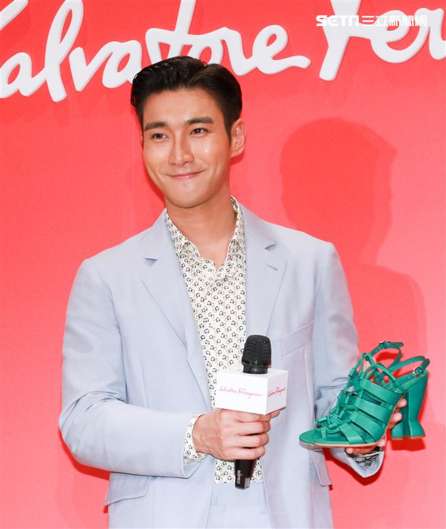 義大利精品品牌Salvatore Ferragamo開幕記者會，韓國藝人始源。（記者林士傑/攝影）