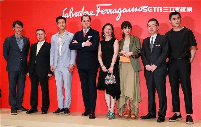 義大利精品品牌Salvatore Ferragamo開幕記者會，藝人與貴賓合影。（記者林士傑/攝影）
