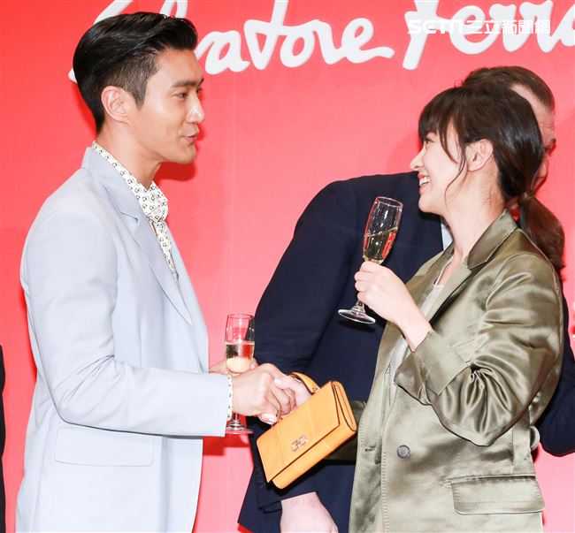 義大利精品品牌Salvatore Ferragamo開幕記者會，始源與陳意涵互動熱烈。（記者林士傑/攝影）