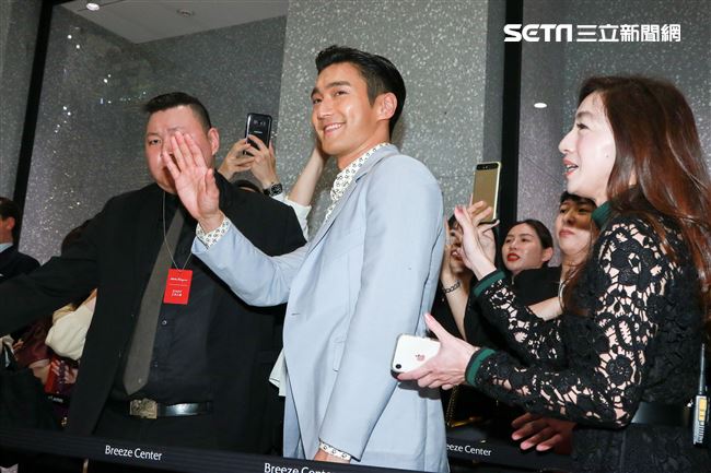 義大利精品品牌Salvatore Ferragamo開幕記者會，韓國藝人始源。（記者林士傑/攝影）