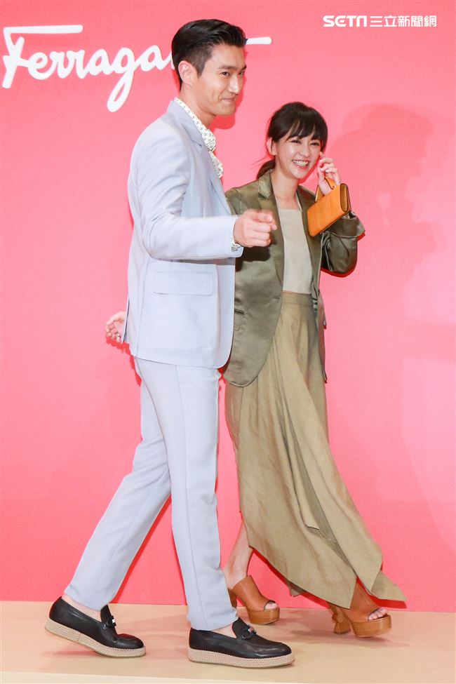 義大利精品品牌Salvatore Ferragamo開幕記者會，始源、陳意涵。（記者林士傑/攝影）