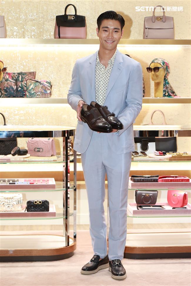 義大利精品品牌Salvatore Ferragamo開幕記者會，始源、陳意涵。（記者林士傑/攝影）