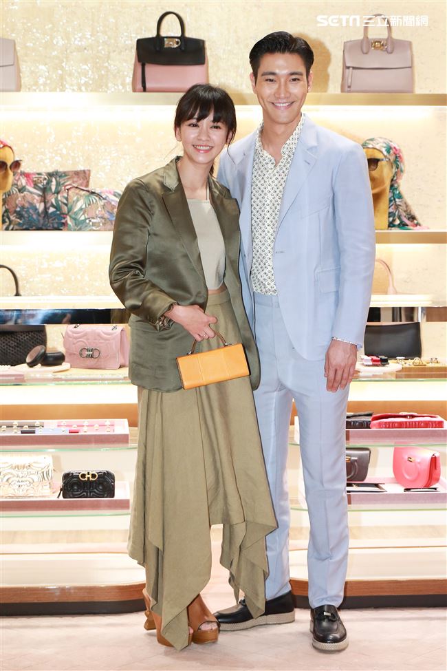 義大利精品品牌Salvatore Ferragamo開幕記者會，始源、陳意涵。（記者林士傑/攝影）